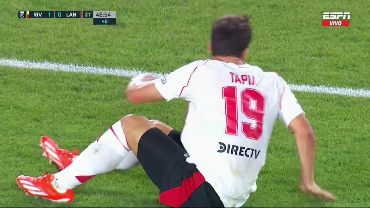 ¡A PURA POTENCIA, TAPIA TUVO SU PRIMERO CON #RIVER! Tras recibir una nueva chance de jugar, el delantero chileno estuvo a punto de anotar con un disparo que pasó a muy cerca del arco de #Lanús.