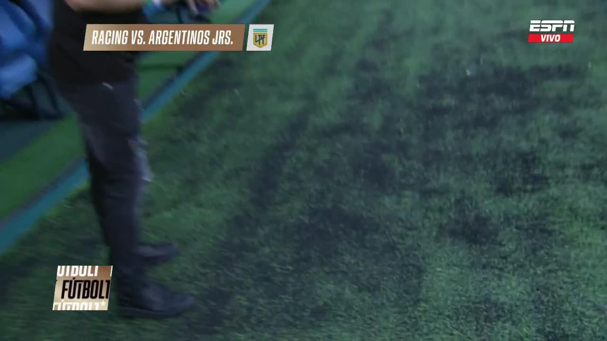 👀 ¡HASTA LE PUSIERON UNA CADENA PARA QUE NO INVADA EL CAMPO DE JUEGO! Totalmente desgastado el piso donde transita Gustavo Costas durante los partidos en el Cilindro. 📺 No te pierdas #ESPNFútbol1 en vivo por #DisneyPlus