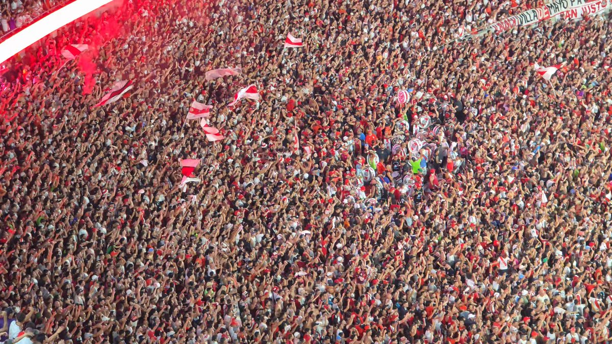 El estallido y la euforia con la que se cantó “PONGAN MÁS HUEVO” después del gol de River. Que locura hermosa. Momento espectacular, sin duda lo mejor del partido