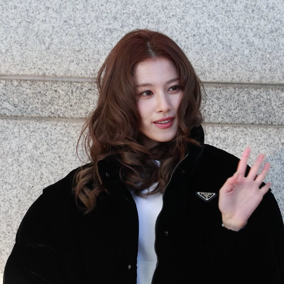 SANA LOOKS SO GOOD WITH THIS HAIRSTYLE