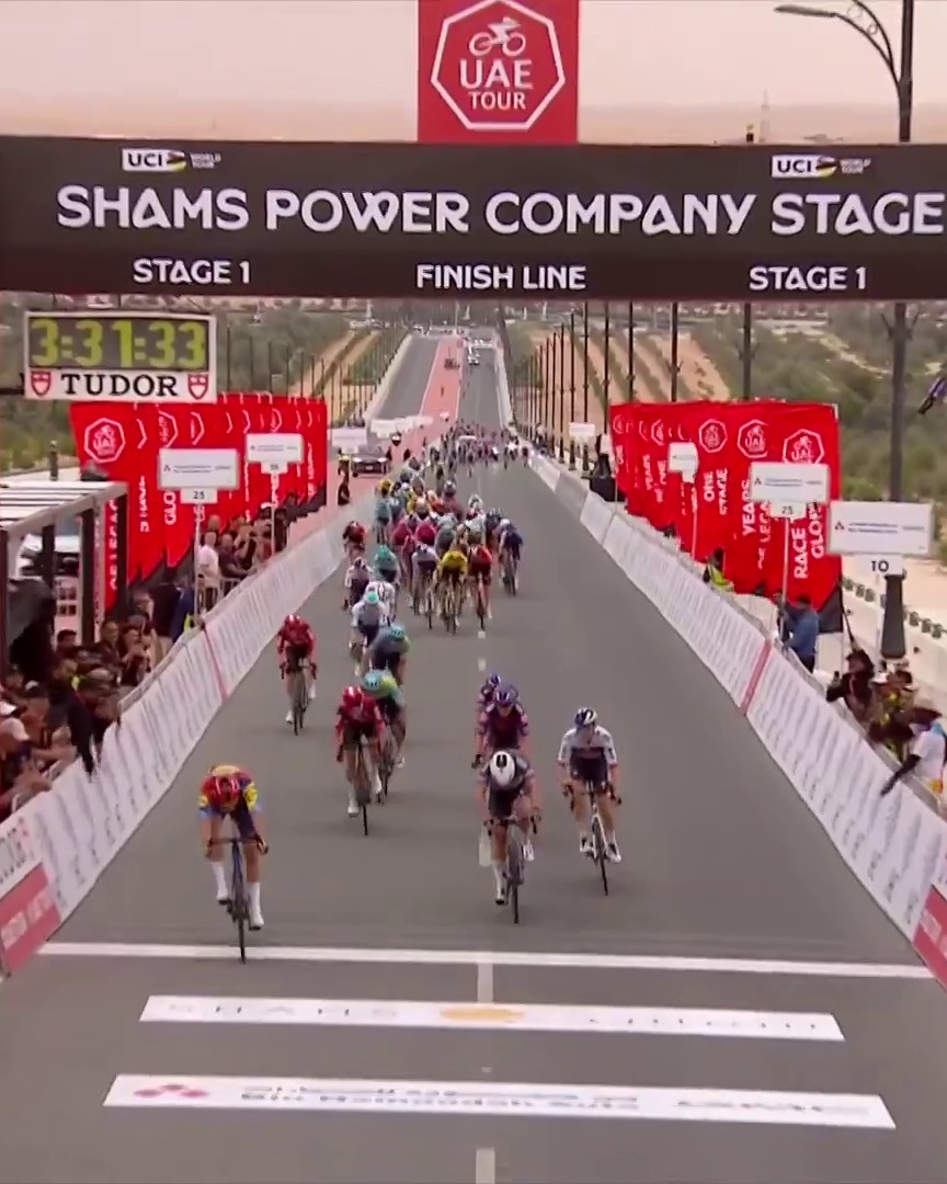 Les images de la victoire en puissance de Jonathan Milan sur la 1re étape de l'#UAETour : dans la roue de Tadej Pogacar au moment de lancer, l'Italien a résisté à Jasper Philipsen. Le Belge est d'ailleurs déclassé pour avoir gêné Finn Fisher-Black.