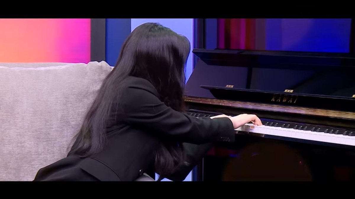 Dahyun's impromptu piano playing and Jinyoung being impressed 🤍