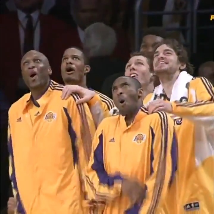 16 years ago today, Shannon Brown's ridiculous block during his Lakers debut! 😂 His teammates' reaction