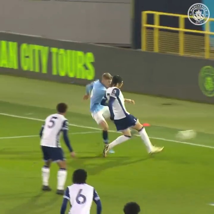 Naylor almost finds the breakthrough from a near-impossible angle! 🤯 Watch the #PL2 action LIVE on CITY+ 👇