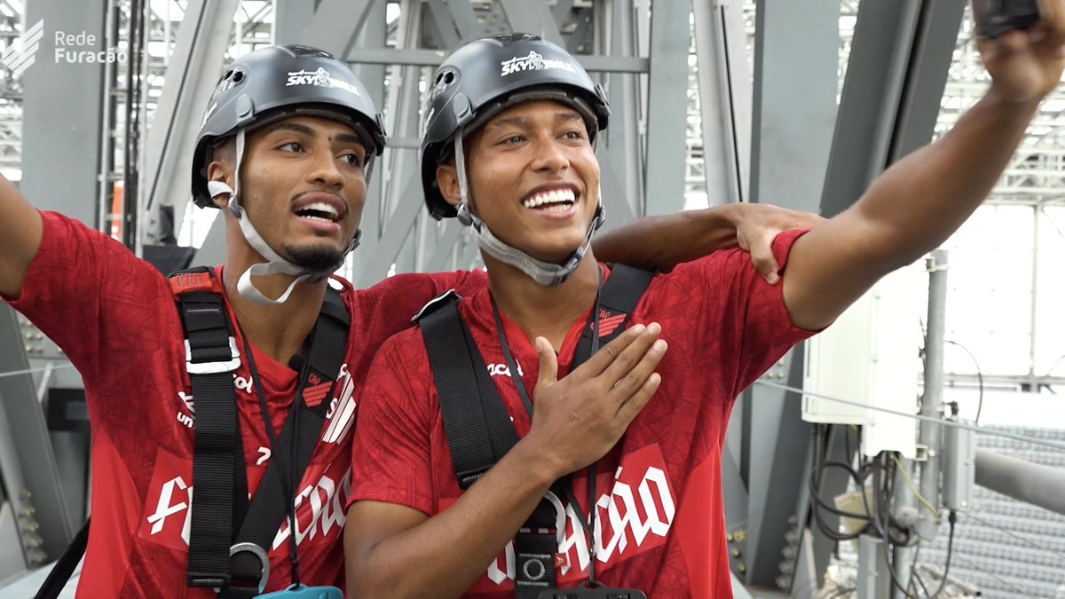 🎶🌪️ E essa rima do Isaac e do Leozinho nas alturas? Os novos piás do Caju encararam a experiência do Sky Walk na Ligga Arena. É muita resenha nesse vídeo especial, que tá completo no nosso YouTube. 🎥