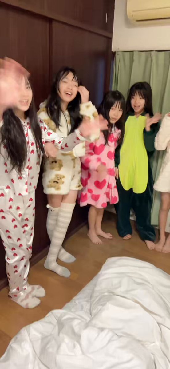 東京遠征の天神娘🌟 でんぐり返し選手権❤️誰が1番上手⁉️ 投票おまちしておりますわー👑✨ 6時すぎからこのテンションやったんよ🤣 #天神娘 #でんぐり返し #jsアイドル