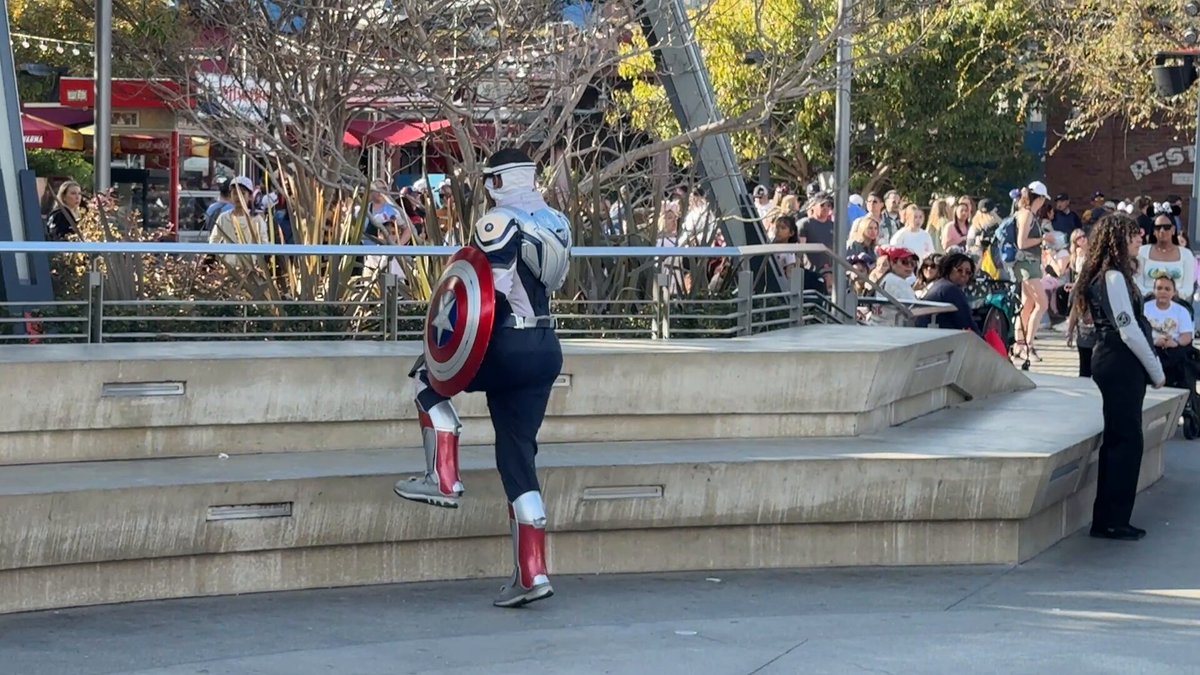 New Avengers Campus moment went down today!! It’s so cool seeing all the avengers come out together and they started teaching new recruits some moves
