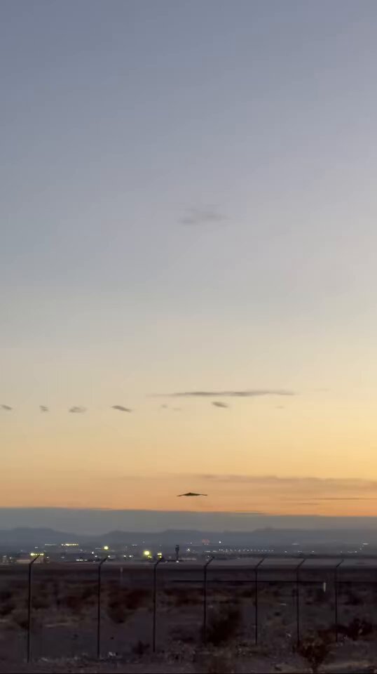 A squadron of B-2 stealth bombers has been flying around Las Vegas this month, just in case Reno tries anything. (🎥 IG:altitudeslugs)