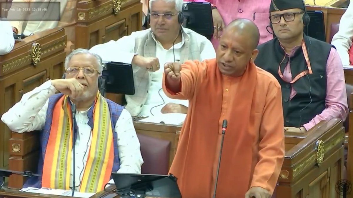 समाजवादियों का चरित्र दोहरा हो चुका है, ये अपने बच्चों को पढ़ाएंगे इंग्लिश स्कूल में और दूसरों के बच्चों के लिए कहेंगे उर्दू पढ़ाओ... उसको मौलवी बनाना चाहते हैं, ‘कठमुल्लापन’ की ओर देश को ले जाना चाहते हैं, ये नहीं चल सकता है…