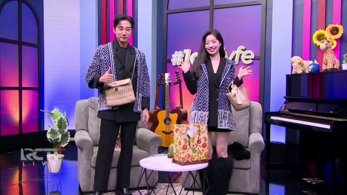 Dahyun and Jinyoung wearing Indonesian Tenun and Anyaman gifted by IdoLyfe!