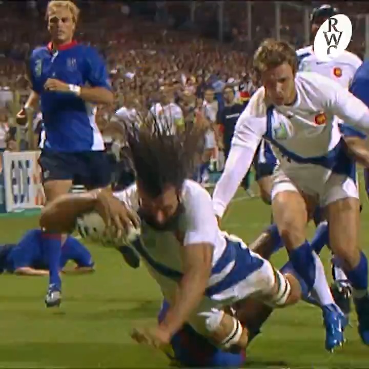 There's nothing like a 50 metre Sébastien Chabal break 🇫🇷 #RWC2007 | France Rugby