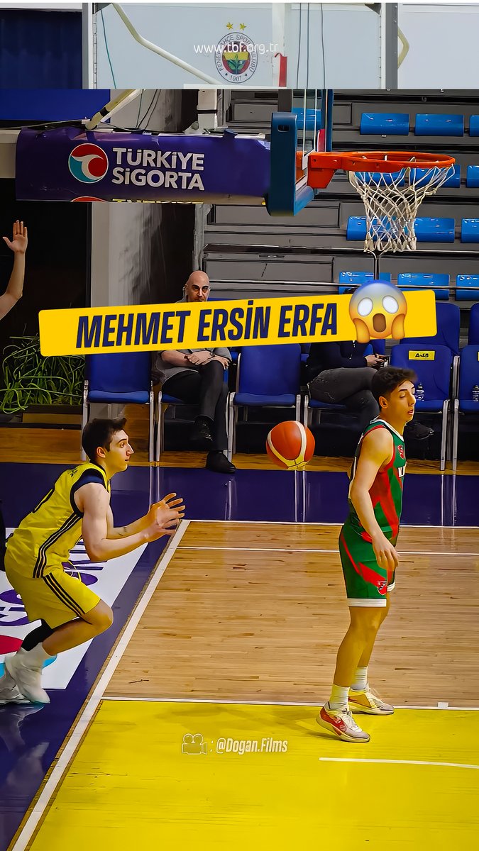 Mehmet Ersin Erfa, kenardan topu oyuna sokarken rakibinin sırtını kullanarak kendine asist yapıyor. 😱