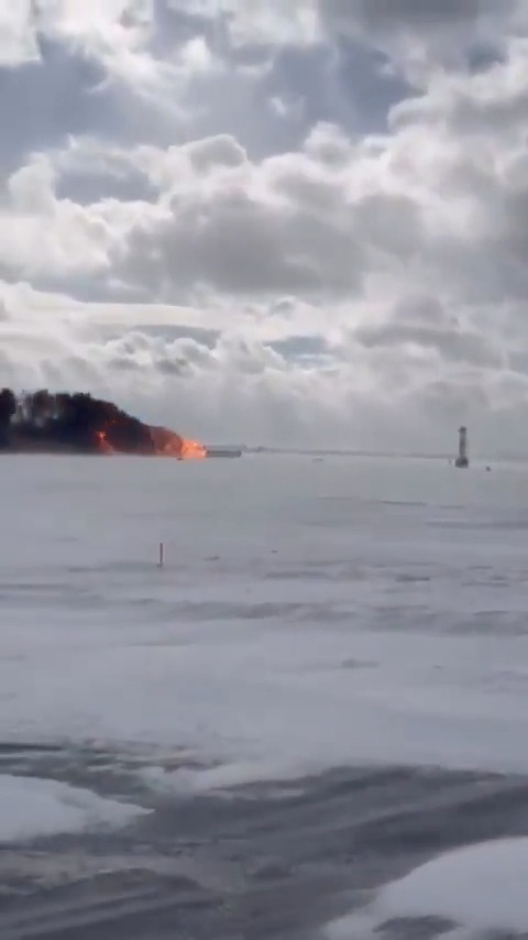 Footage captures the Delta Airlines CRJ-900 landing/crash at the Toronto International airport yesterday. #flying #delta #toronto #crash #jet #flipped #DeltaAirlines #CRJ #RegionalJet #canada
