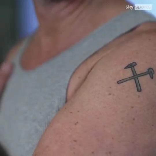 There are good football tattoos, there are bad football tattoos, and then there’s this from chesneyhawkes ⚒️❤️