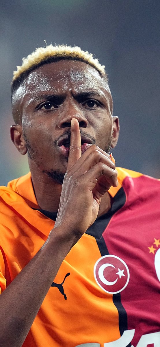 Mario'dan altın dokunuş! 🙌 Sahnede yine o var: 𝗩𝗶𝗰𝘁𝗼𝗿 𝗢𝘀𝗶𝗺𝗵𝗲𝗻 ⚽️