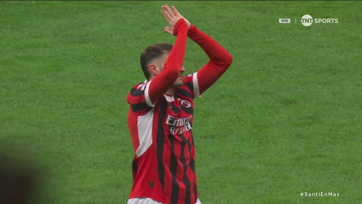 ¡GOL DE SANTIAGO! ¡GOL DE GIMENEZ! ⚽️🇲🇽 El mexicano ganó el tiro de esquina y en la siguiente jugada definió de cabeza. 🤯 🎙️ Luis Omar Tapia 🇮🇹 AC Milan 1-0 Feyenoord Rotterdam 🇳🇱 📲 @StreamMaxLA: 📺 TNT™ América Latina #SantiEnMax | #BenditaChampions