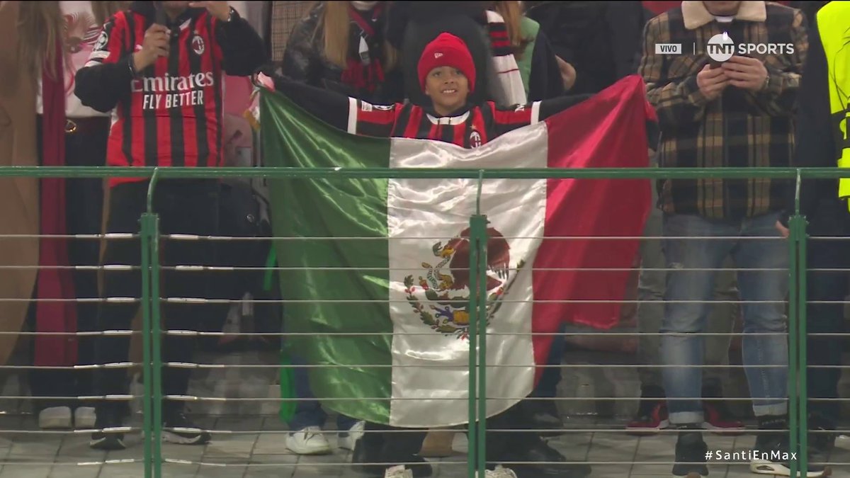 Es increíble esto. Acá el momento en que anunciaron en San Siro la titularidad de Santiago Giménez 🇲🇽 frente a Feyenoord en UCL. La afición gritó su nombre como el de pocos. Comienza a forjarse su figura como futbolista del cuadro rossoneri.🗣️⚫️🔴