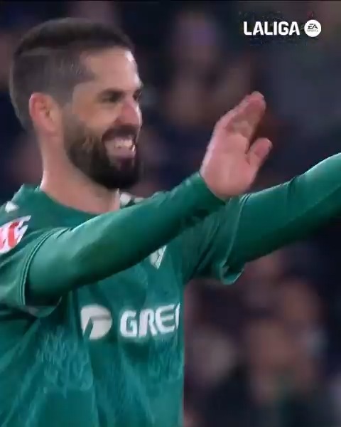 🙌🎩💫 Todo un estadio 𝐑𝐄𝐍𝐃𝐈𝐃𝐎 𝐀𝐍𝐓𝐄 𝐒𝐔 𝐓𝐀𝐋𝐄𝐍𝐓𝐎. ISCO ALARCON 💚🤍 Real Betis Balompié 🌴💚 #RealBetisRealSociedad | #LALIGAEASPORTS | #LALIGAHighlights