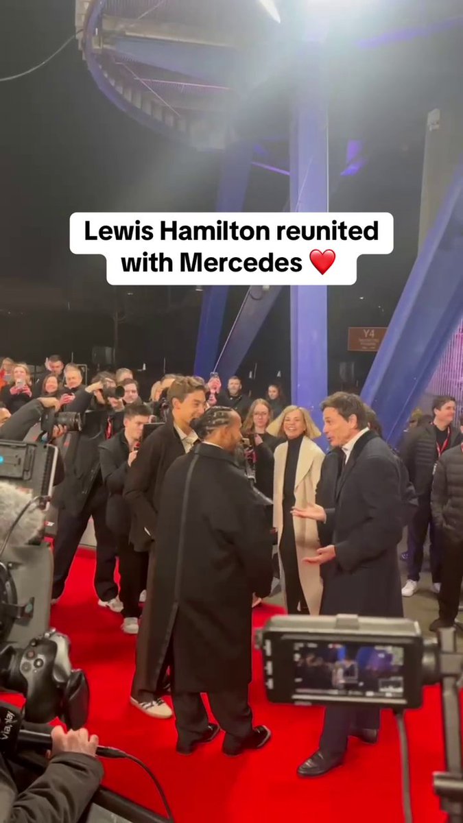 Old friends catching up on the red carpet 🤝