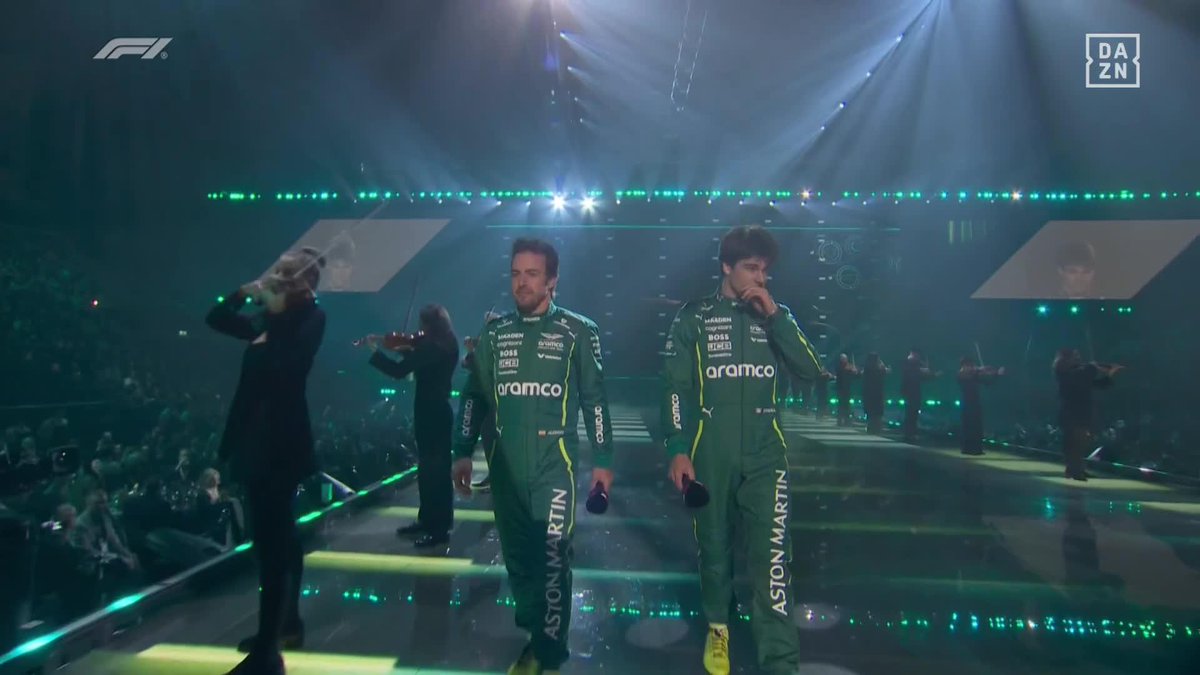 ¡Y AHÍ ESTÁ EL AMR25! El coche ante el que sonríe nuestro Pedro de la Rosa desde el público 💚 #DAZNF1 #F175LIVE
