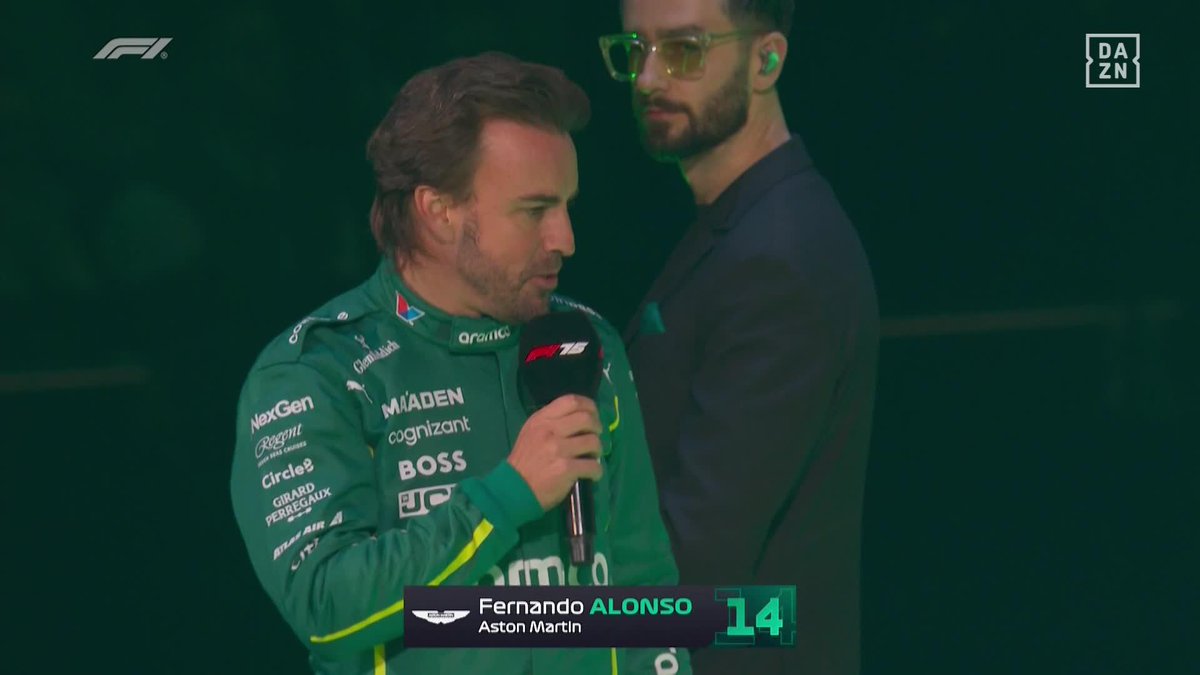 "¡El coche se ve increíble! Ahora que ya habéis visto el coche más bonito de la noche, podéis divertiros" Fernando Alonso enamorado del Aston Martin 🥰 #DAZNF1 #F175LIVE