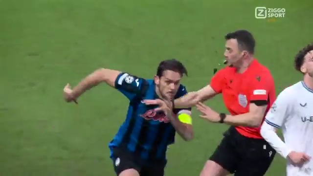 𝐔𝐡𝐡.. Rafael Tolói?! 😳 De Atalanta-captain ziet zwart voor de ogen en mag met rood inrukken 🤦♂️ #ZiggoSport #UCL #ATABRU