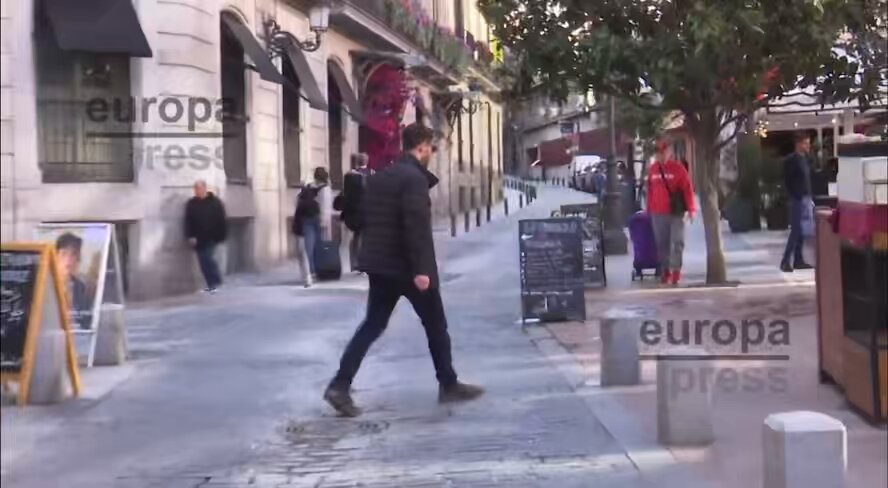 Este señor perseguido por las cámaras es Manuel Anido, hijastro y asesor del dictador cubano… Manuel vive con todas las comodidades del Madrid libre y capitalista que tanto detestan sus padres para #Cuba. Hasta los hijos de los comunistas prefieren irse lejos. 📹Europa Press