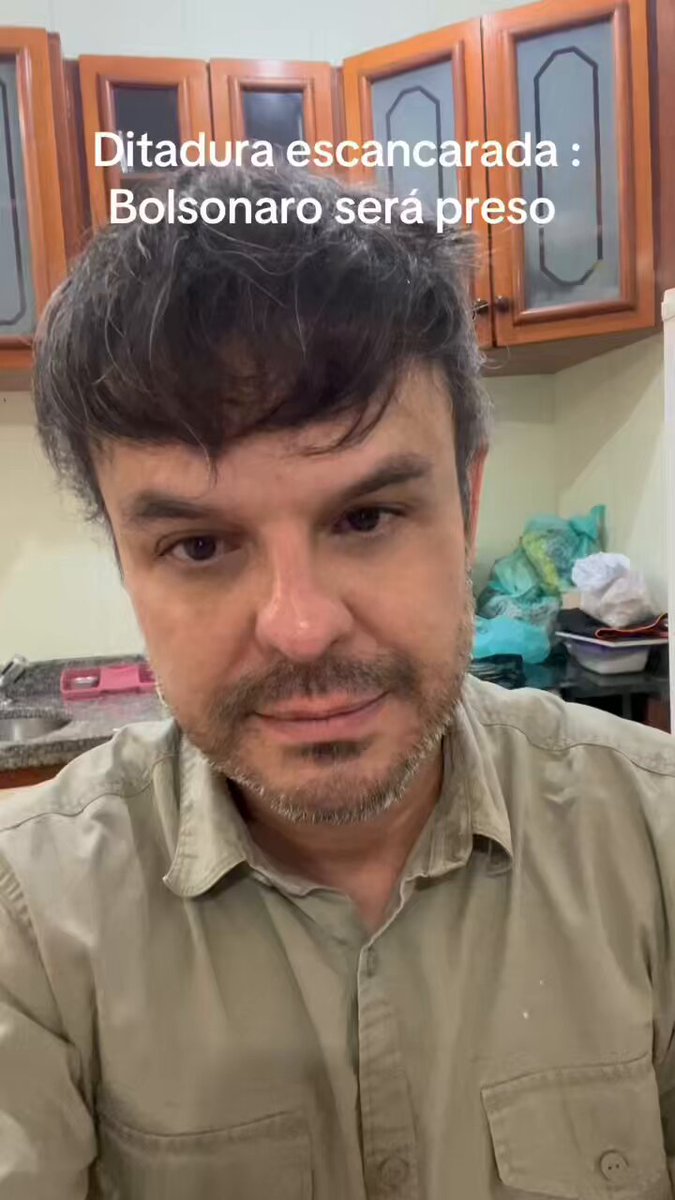 O indiciamento de Bolsonaro pelo golpe que nunca deu é quase sua condenação à prisão pelo stf . Não só Bolsonaro , como milhares de pessoas estão sendo condenadas a décadas de cadeia , à censura , à ruína , ao massacre , pelo desespero de perceber que o golpe foi dado por dentro das instituições que arrancaram Lula da cadeia para que voltasse ao poder e destruísse o Brasil . O desespero continua . Nenhum@juiz carrasco arredou um pé da destruição total da democracia e da liberdade no Brasil