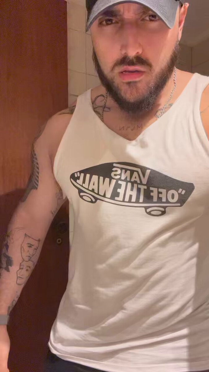 A camiseta já tava velha e fez um rasguinho… obvio que eu ia rasgar o resto (e obvio que eu ia filmar