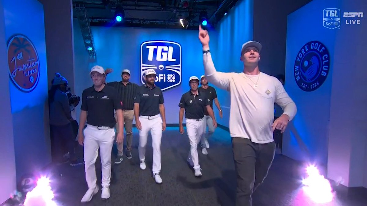 Pete Alonso leads New York Golf Club out of the tunnel 🐻❄️🥶 New York Golf Club | TGL