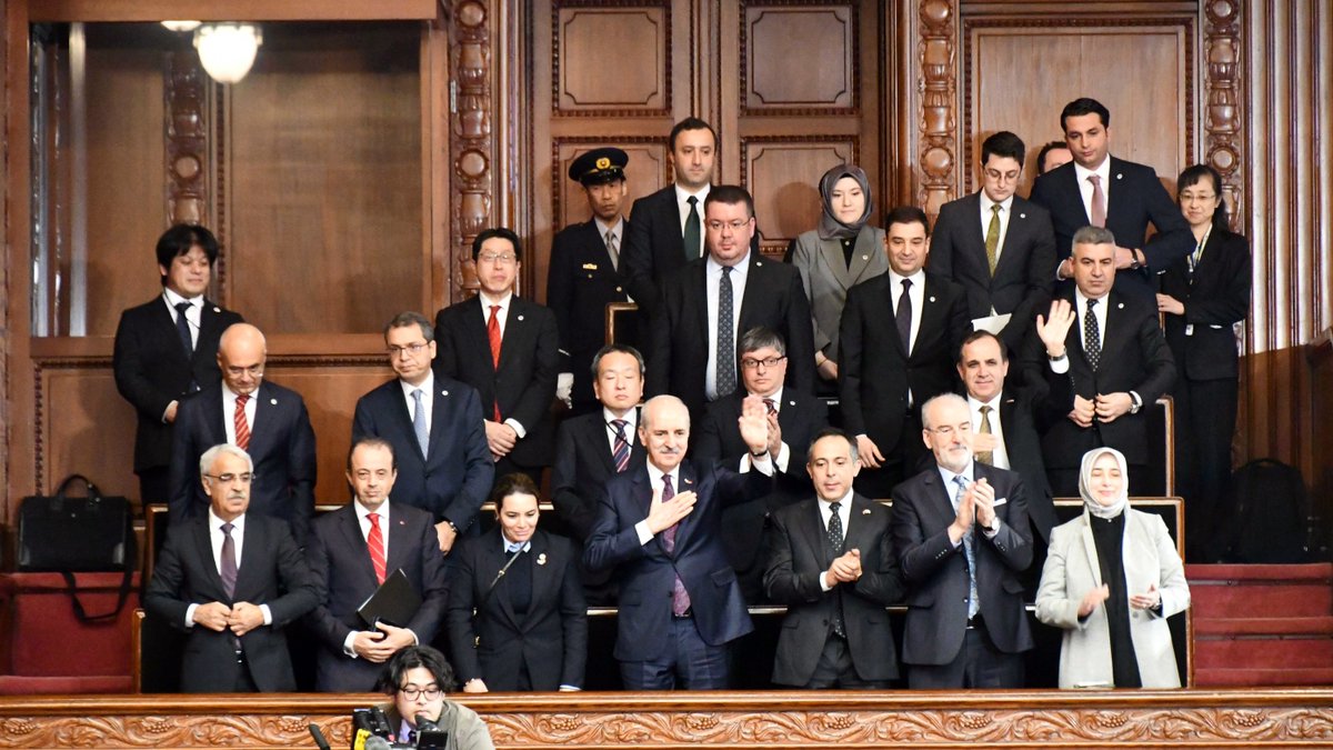 Türkiye Büyük Millet Meclisi Başkanımız Numan Kurtulmuş ve beraberindeki parlamento heyeti, Japonya Temsilciler Meclisinde Genel Kurulu selamladı. 🇹🇷 🇯🇵