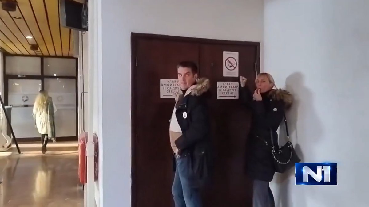 U amfiteatru na “Spensu” u toku je sastanak direktora škola na kom se odlučuje o smanjenju plata za prosvetne radnike koji su u obustavi rada, saznaje N1. Ispred su nastavnici i roditelji koji protestuju zbog toga.