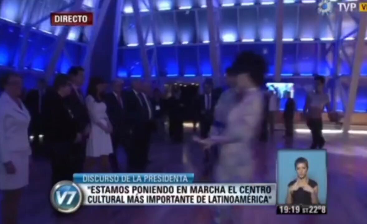 cristina pero es su cumpleaños y está bailando en el cck con perfomance actitud de six sex de fondo