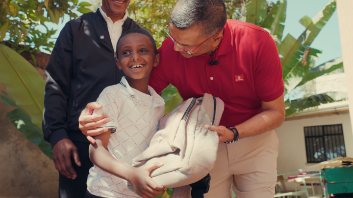 Spreading smiles across thousands of miles! This is ‘Aircrafted Kids by Emirates’ ✈️ 🎒