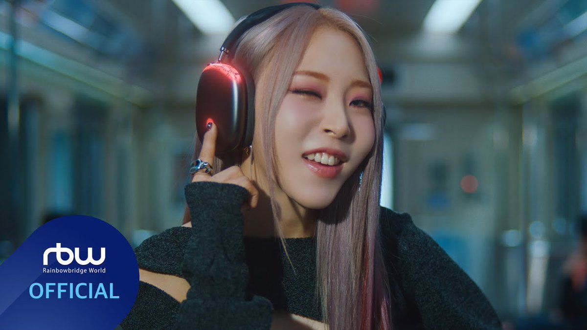 1 year ago today, MOONBYUL released her 1st Album ‘Starlit of Muse’ with title track ‘TOUCHIN&MOVIN’