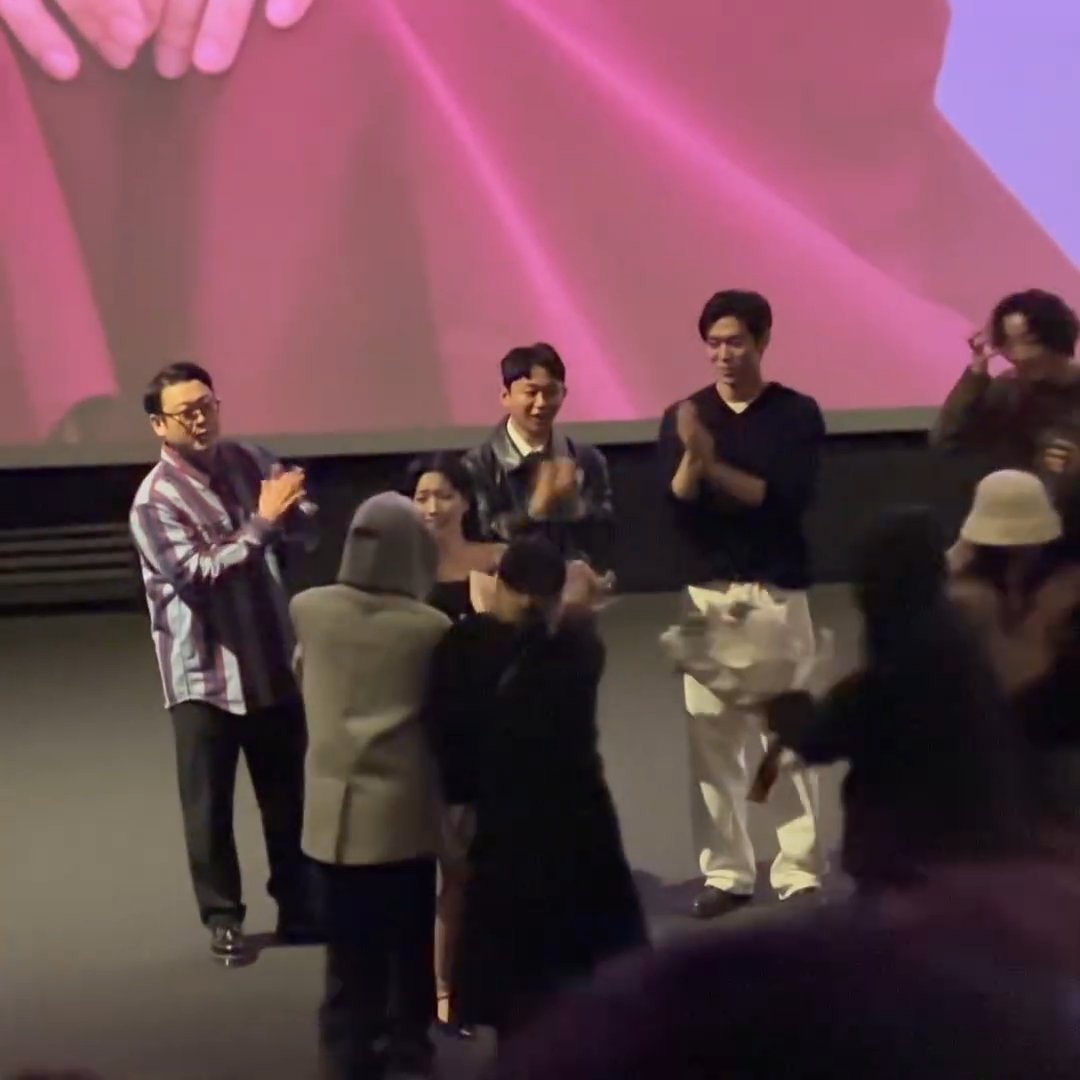 TWICE running on stage to give Actress Dahyun all the bouquets and flowers, OUR TWICE FAMILY 🥹🤍