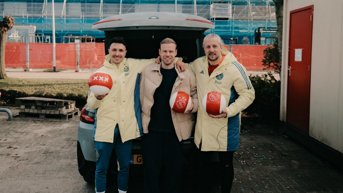Score 100 goals for Ajax... and you get 100 balls in your car! 🚗🤣