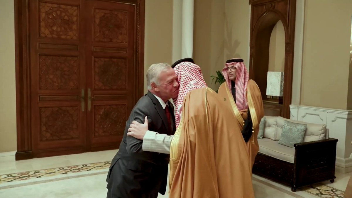 بتوجيه القيادة السعودية.. وزير الداخلية الأمير عبد العزيز بن سعود يلتقي ملك الأردن في العاصمة #عمان