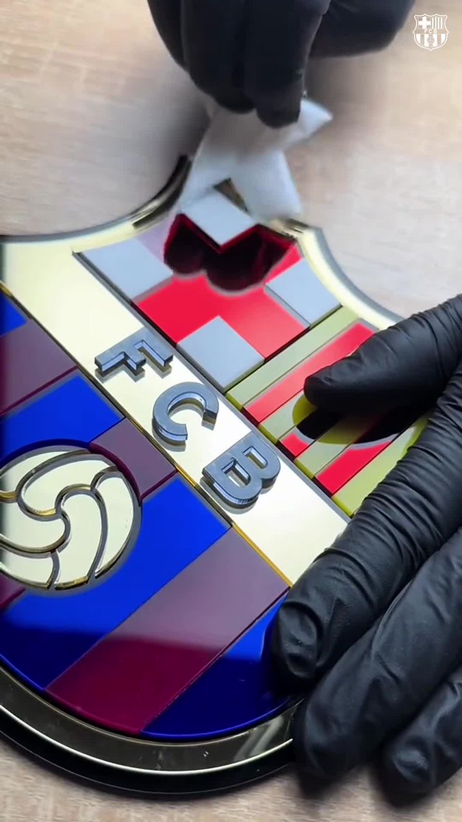El escudo más bonito del mundo 💙❤️ IG: 👨‍🎨