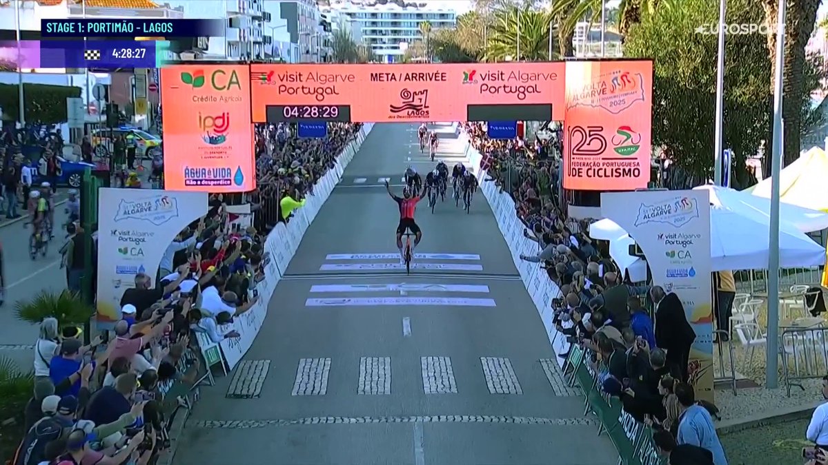 🚴🇵🇹 | Huh, wat gebeurt daar nou? Alle sprinters pakken de verkeerde afslag. En dus wint de verbaasde Filippo Ganna, die wel goed zit, de etappe! #VoltaAoAlgarve 📺 Stream koers op HBO Max