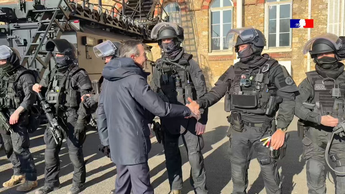 Le RAID n’est pas qu’un simple nom, c’est une entité d’élite qui, depuis bientôt 40 ans, contribue à forger le prestige de la Police nationale. Son histoire s’écrit à travers l’engagement sans faille de ses agents, des hommes et des femmes d’exception, rigoureusement sélectionnés et entraînés pour affronter les missions les plus périlleuses. Ils sont l’âme et les piliers de cette unité, prêts à intervenir avec une précision et un sang-froid inébranlables. Chaque opération qu’ils mènent est marquée par l’excellence, le courage et le dévouement qui font du RAID une force incontournable face aux menaces les plus extrêmes.
