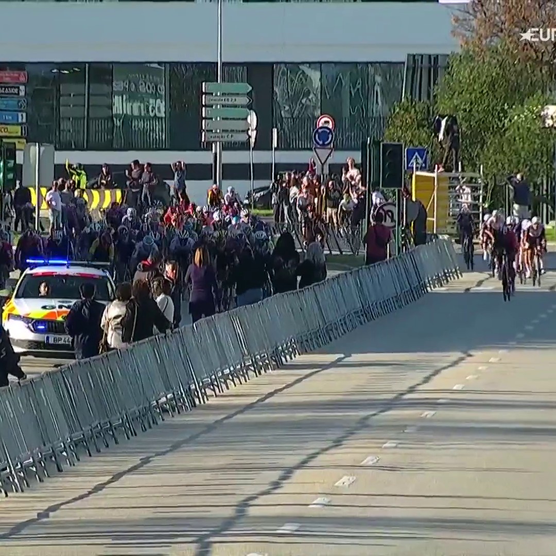 😮 Incroyable ! Une bonne partie du peloton se trompe de route dans le final de la 1re étape du Tour de l'Algarve et c'est Filippo Ganna, du bon côté des barrières, qui s'impose ! #LesRP
