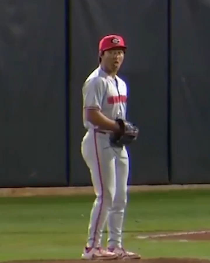 Making faces at a baserunner with the winning run at the plate is wild 🤣 (🎥: @ESPN)