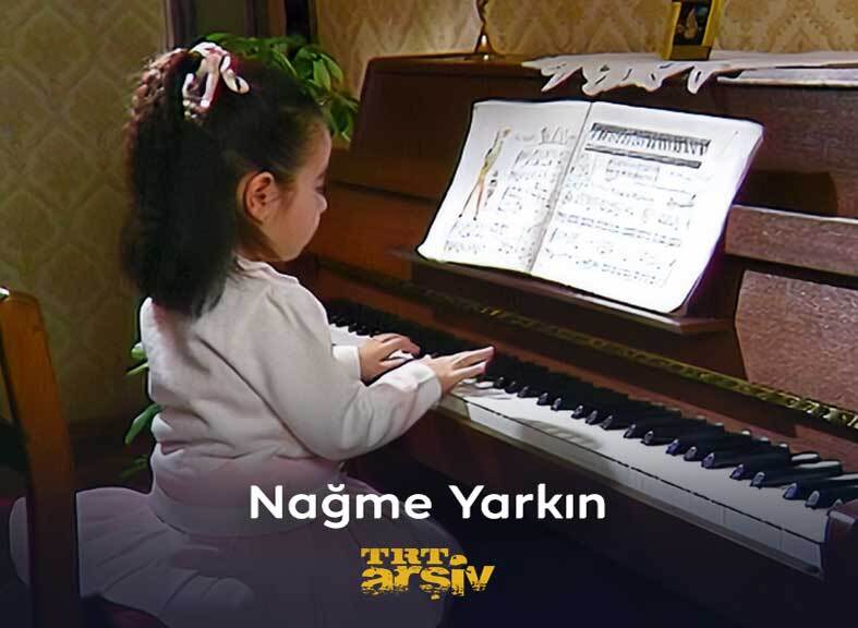 Nağme Yarkın henüz 4,5 yaşında ama yaşının üstünde büyük yeteneklere sahip. Yarkın’ın müzik yolculuğuna eşlik etmek üzere 1989 yılına dönüyoruz. 🎹