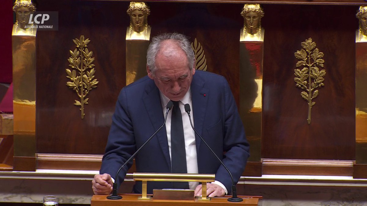 Foutage de gueule maximal de Bayrou, les députés PS quittent l’hémicycle. Ça valait bien le coup de sauver son cul, hein ?
