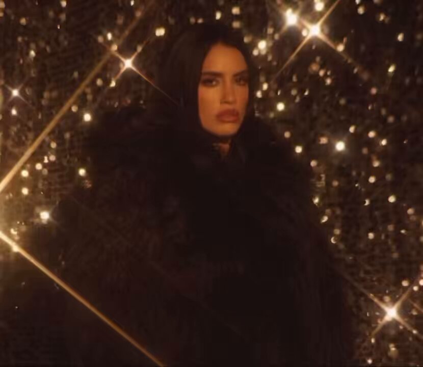 Lali a los 18 años le compro una casa a sus padres ganando plata como actriz y a sus 20 años se compro una propia. Después se lanzó como cantante solista arriesgando todos sus ahorros ganados como actor y los multiplico ya que LABURO! No como otros que roban en criptomonedas.