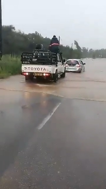 Another angle of Letsile Tebogo rescuing a vehicle trapped by the flooding in Botswana. 🎥: T-flow Don/FB