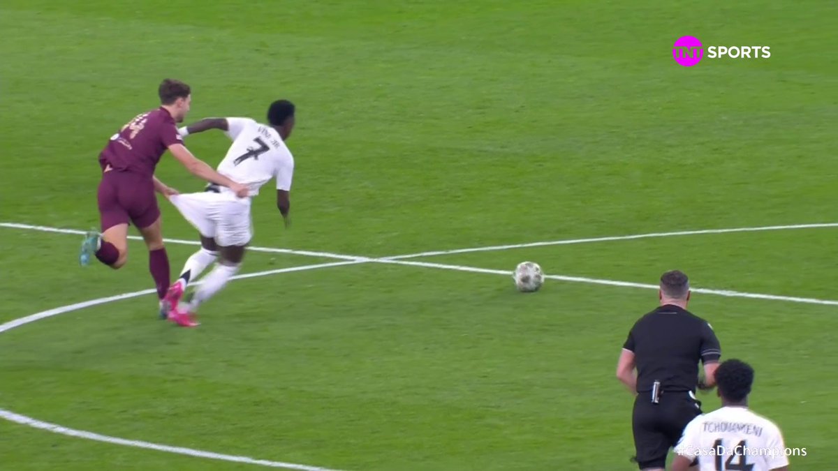 Sei que é meio aleatorio, mas em alguma vez na história o jogador conseguiu deixar o adversário pelado? Agora foi quase...