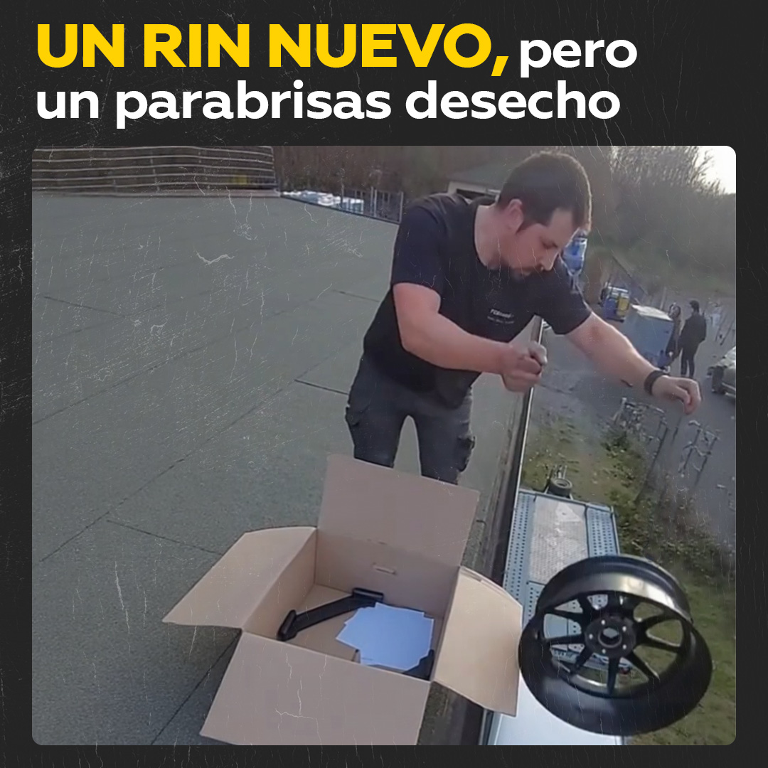 Un accidente que le podía pasar a cualquiera Un hombre sacó un rin nuevo de una caja, pero al sacarlo, dañó su auto y terminó con el parabrisas roto.