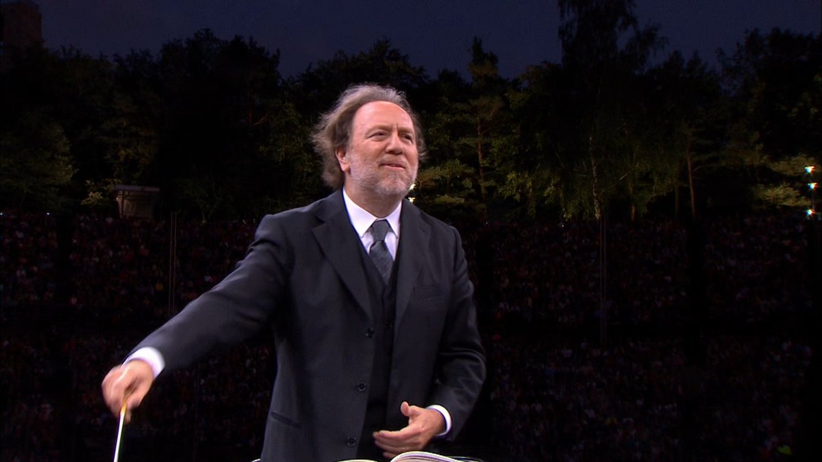 🥂Happy Birthday Riccardo Chailly! 今日2月20日は指揮者リッカルド・シャイーの誕生日です🎂この日を祝って、彼が2011年のヴァルトビューネ・コンサートで指揮したショスタコーヴィチの「ジャズ・オーケストラのための組曲第2番」をお聴きください。全編はこちらより: